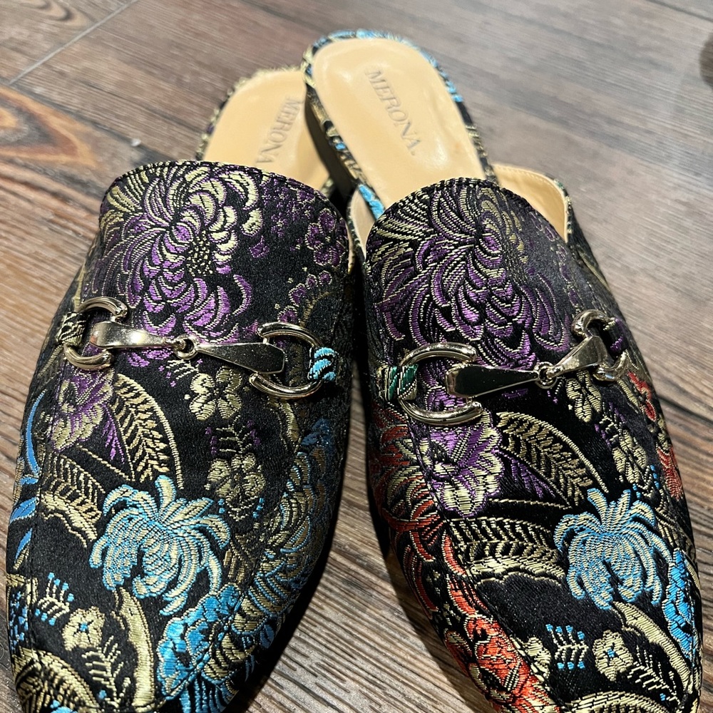 Mules shoe - spectacular fit and so comfortable. Great for day and night time.